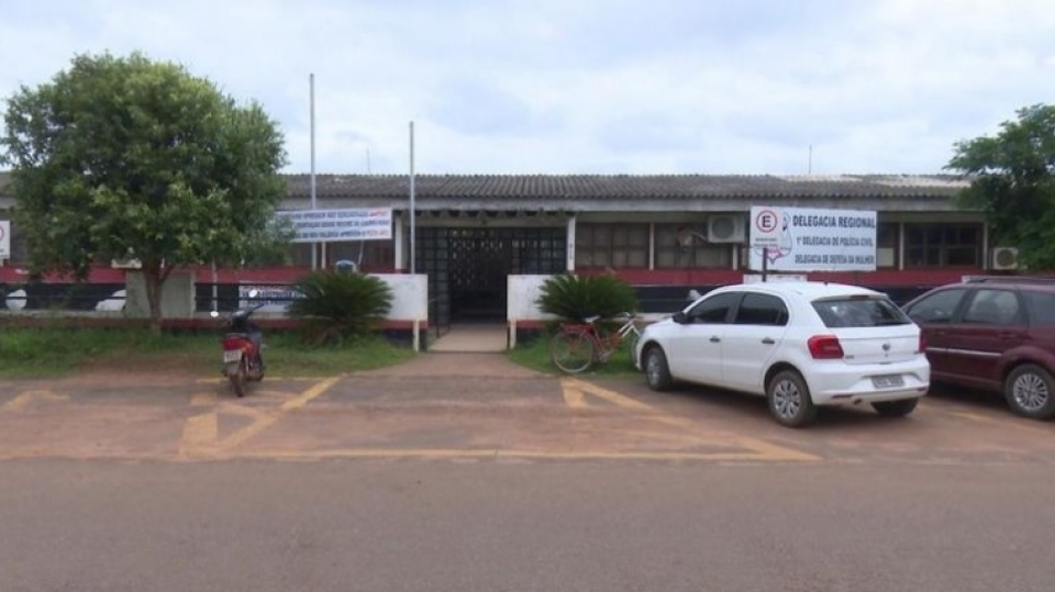 Homem é levado à delegacia suspeito de estelionato ao cobrar para 'prever o futuro' em Rondônia