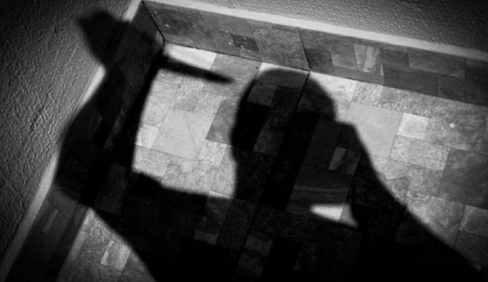 Para proteger a mãe, adolescente bate no pai com um capacete