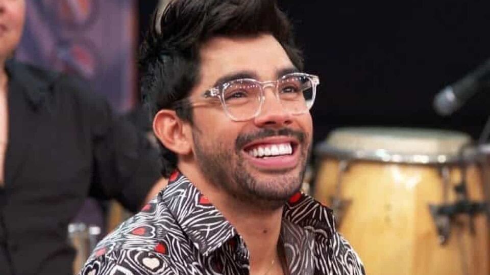 Gabriel Diniz recebe prêmio e público vaia Bolsonaro no MTV Miaw 2019