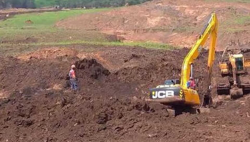 Bombeiros encontram corpo intacto em meio à lama de Brumadinho