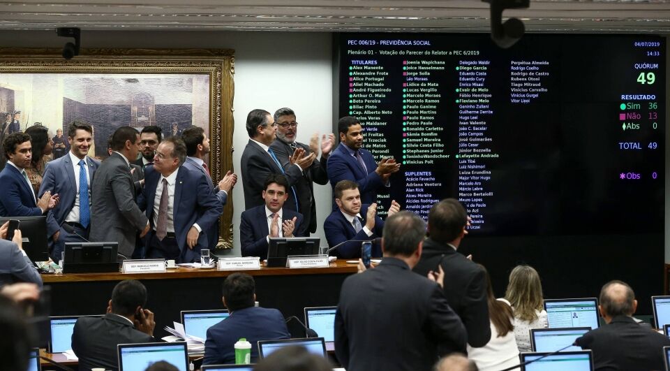 Bolsa bate recordes com aprovação do texto base