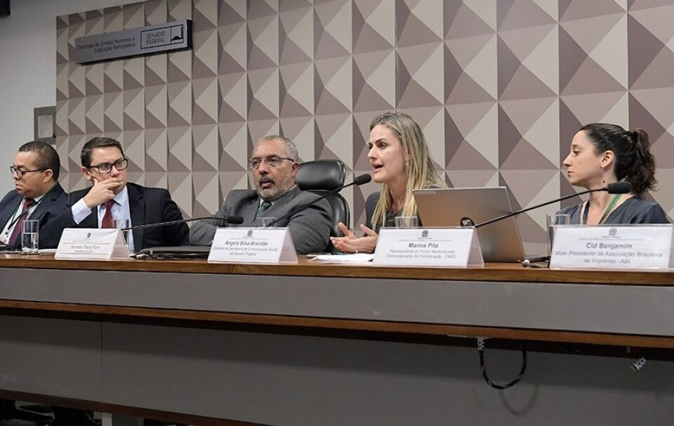 Educação e jornalismo de qualidade são antídotos contra fake news, aponta debate