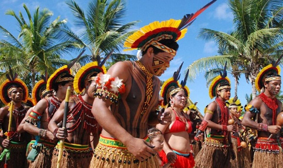 Os índios são em número menor do que as ongs que existem para protegê-los na Amazônia