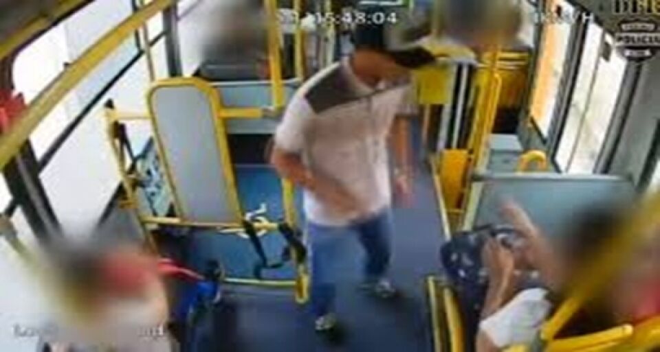 Criminosos armados invadem ônibus coletivo e roubam passageiros na capital