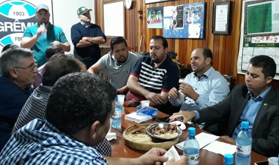 Cirone Deiró, Laerte Gomes e Marcos Rogério se reúnem com o setor madeireiro de Espigão do Oeste