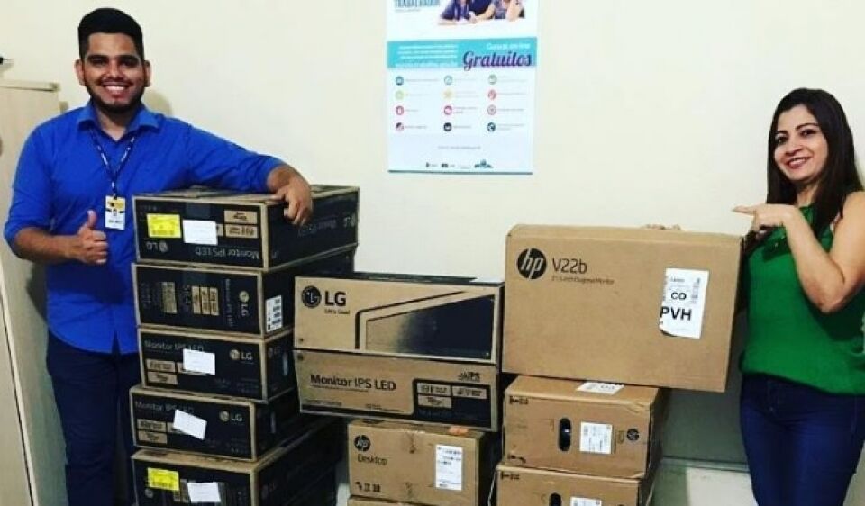Semdestur recebe equipamentos de informática para o Sine Leste
