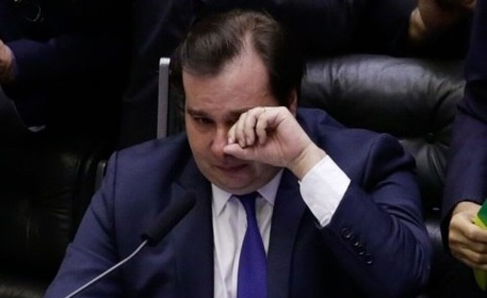 Após anunciar aprovação da reforma, Maia é aplaudido e chora