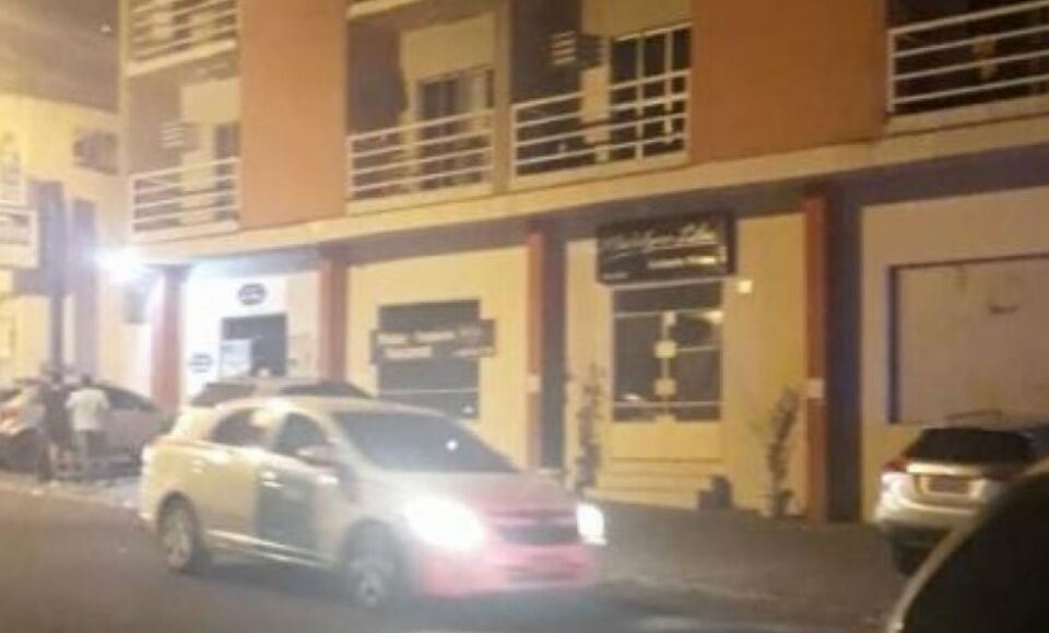 Vizinho sente mau cheiro e descobre estudante morto em apartamento