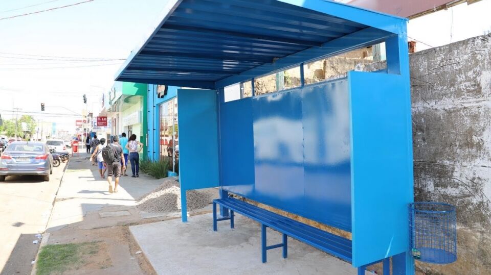 Prefeitura instala novos abrigos de ônibus em diversas partes da cidade