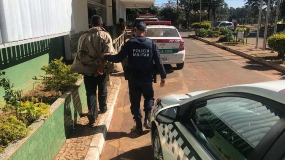 Homem é preso por ameaçar matar ex e arrancar o bebê de sua barriga para comê-lo