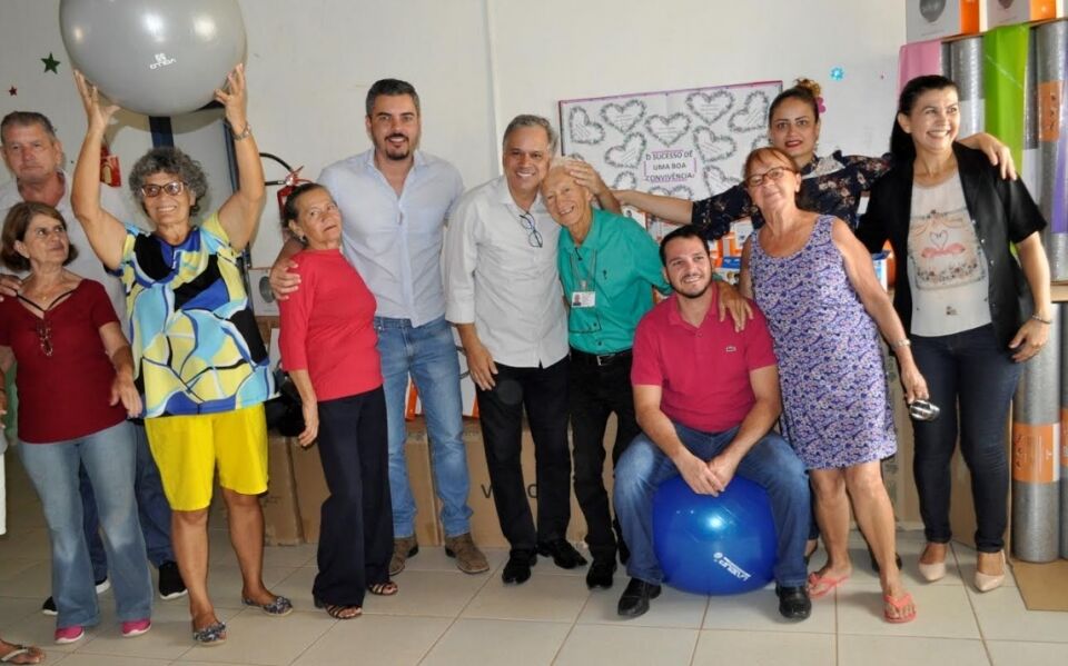 Geraldo entrega estúdio de pilates para idosos