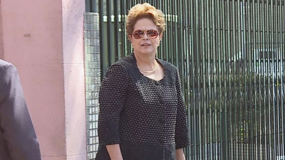 Dilma Rousseff se despede da mãe em BH e recebe amigos no velório