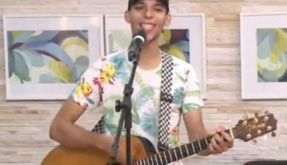 Cantor sertanejo foragido se apresenta em programa, é reconhecido e vai preso