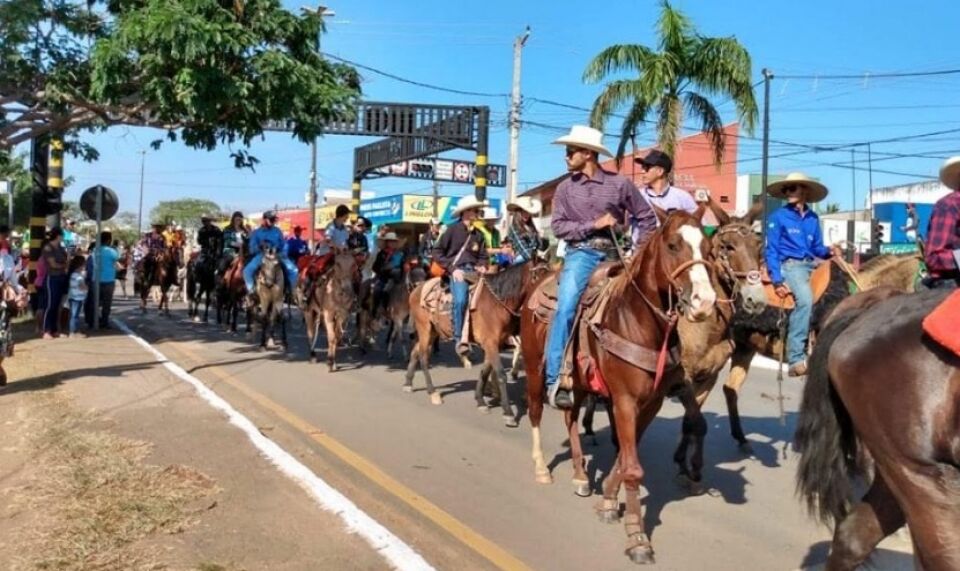 Geraldo parabeniza associação dos pecuaristas de Ariquemes por cavalgada de abertura da Expoari