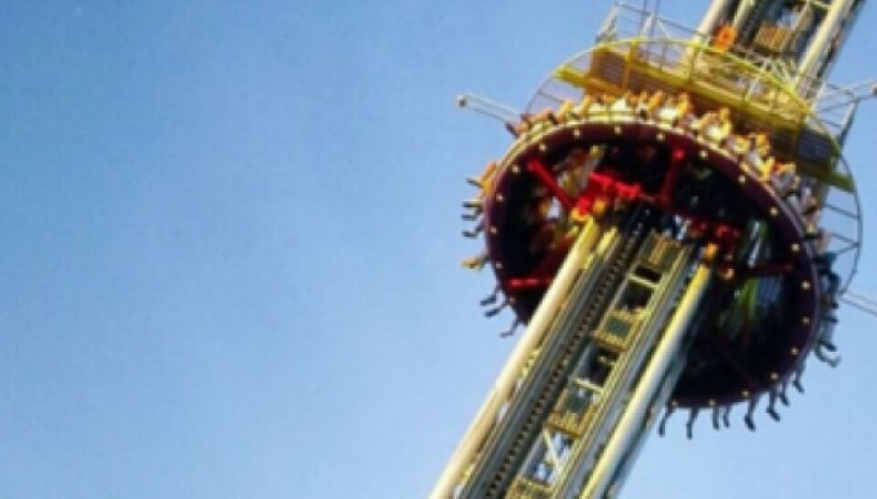 VIDEO: Brinquedo cheio de pessoas se parte no ar e causa tragédia