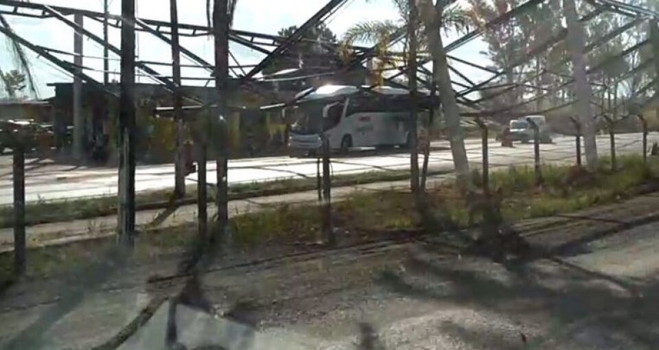 Cai estrutura metálica em posto da PRF em Ji-Paraná e atinge ônibus