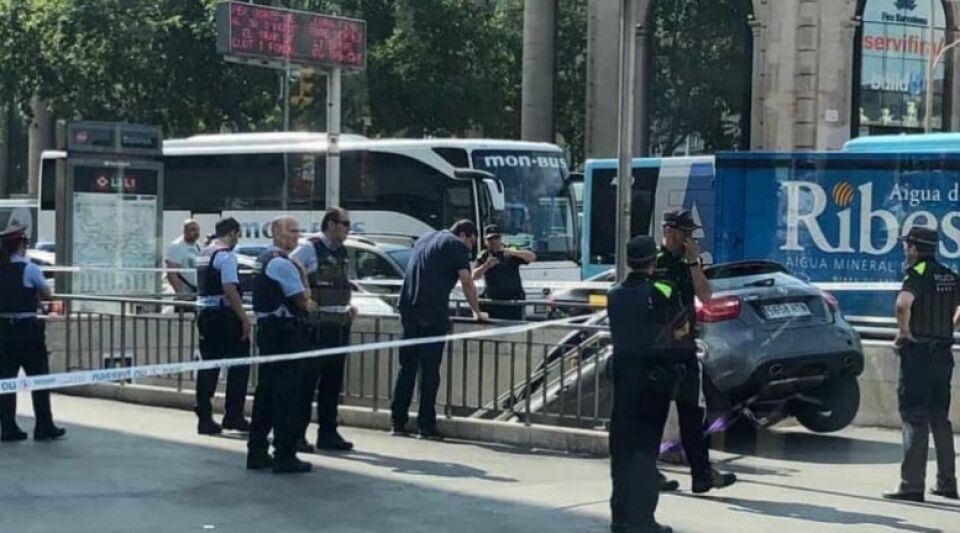 Mulher entra com carro no metrô pensando que era estacionamento