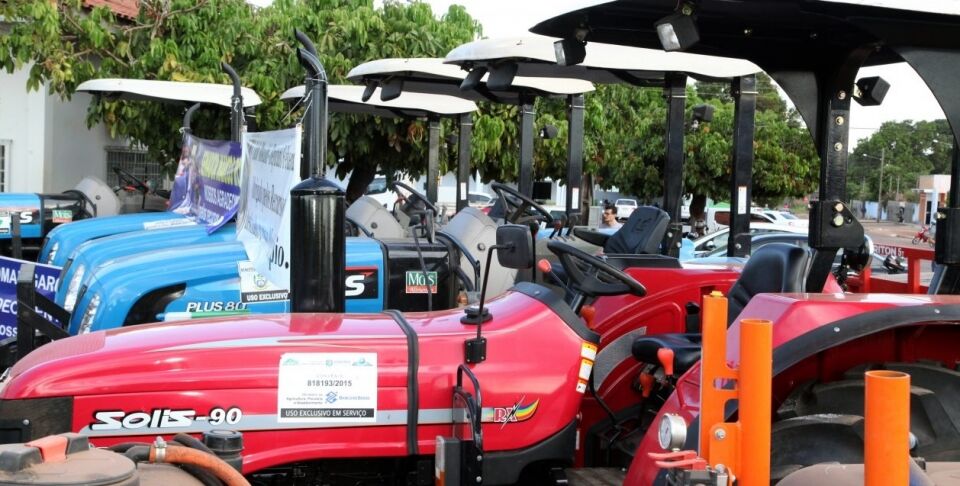 Governo entrega máquinas agrícolas em São Francisco
