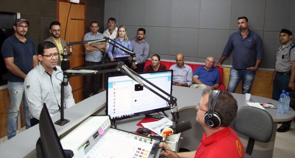 Governador comemora anunciando realizações e economia de R$ 200 milhões