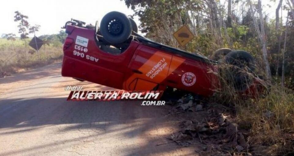 Viatura do Corpo de Bombeiros de Rolim de Moura capota próximo a Parecis