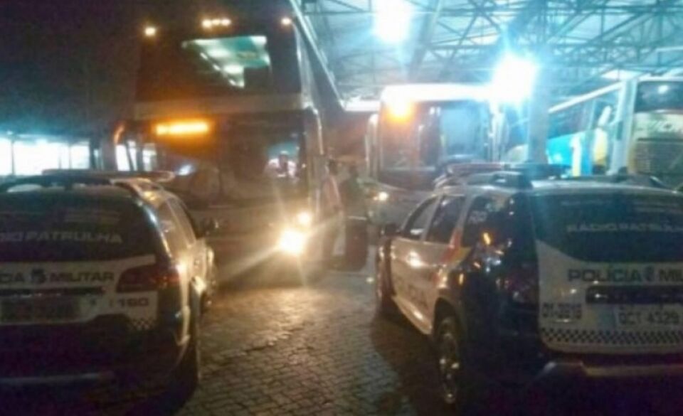 Mulher come coxinha, passa mal e é encontrada morta em ônibus que vinha do Mato Grosso para Rondônia