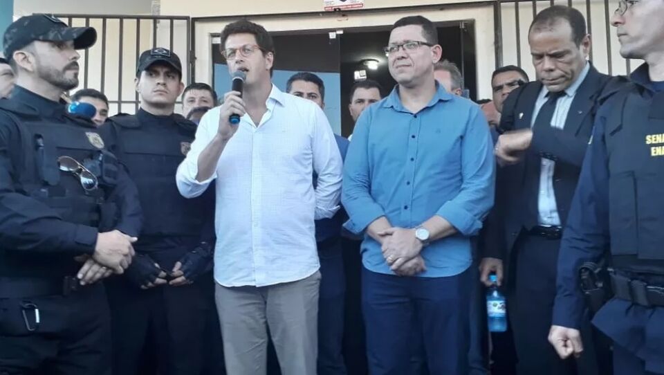 Ministro visita RO e faz reunião com madeireiros duas semanas após caminhão do Ibama ser incendiado
