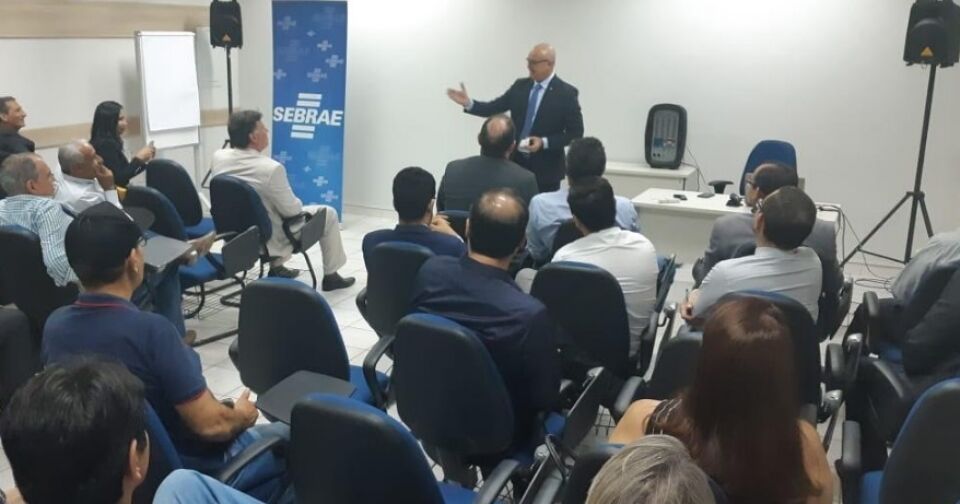 Diretoria e colaboradores recebem superintendente da Suframa