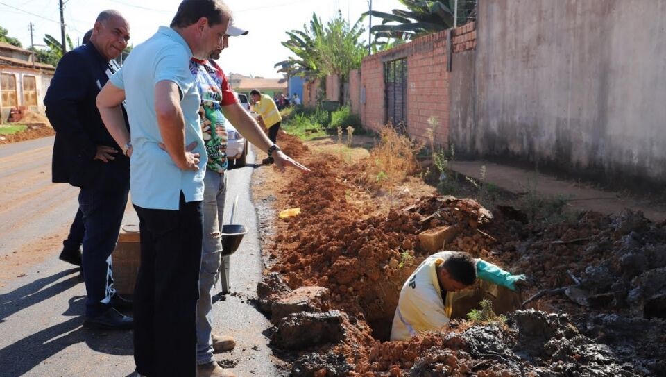 Prefeito vistoria mais ruas que estão sendo asfaltadas