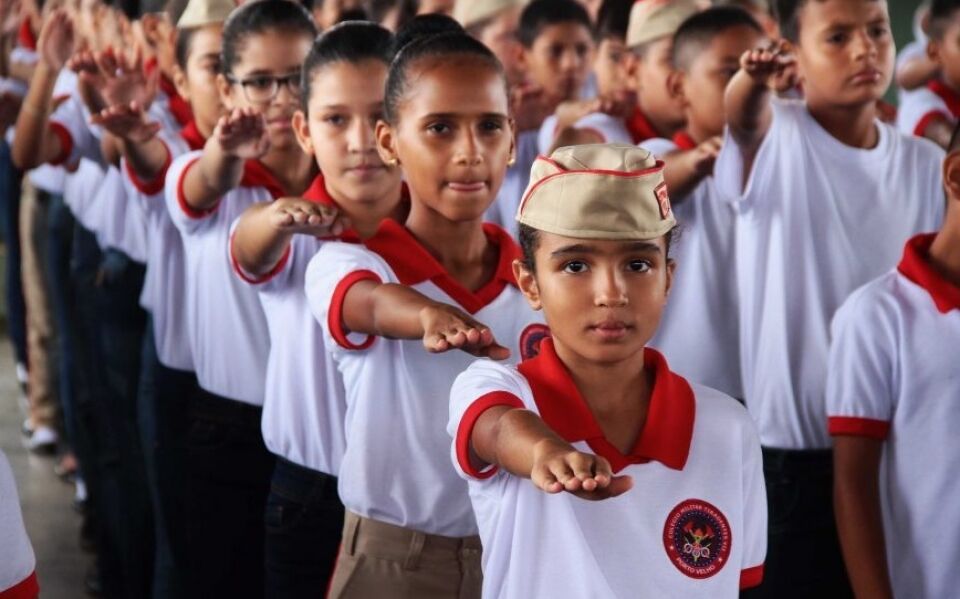 Governador assina decreto que garante militarização de escola em Ji-Paraná