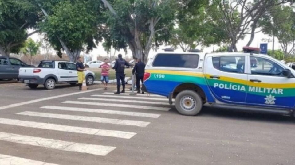 Vilhena: jornalista faz desabafo em rede social após ser preso tentando fotografar Bombeiros capturando cobra