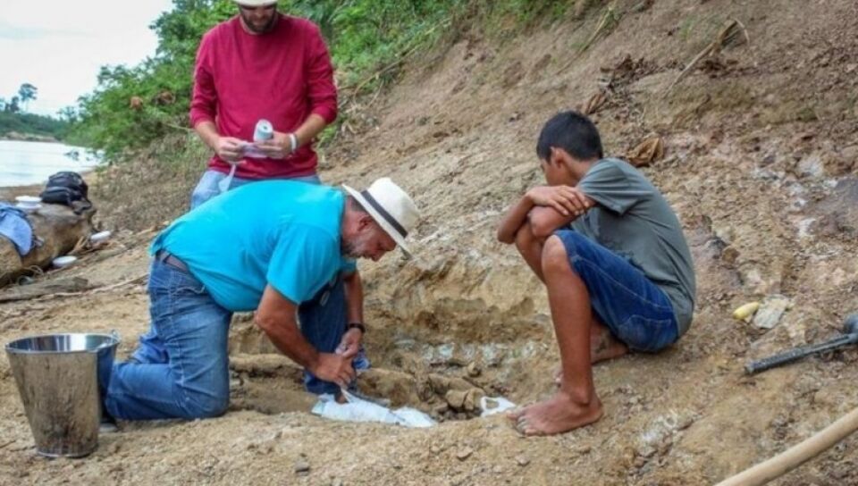 Menino encontra fóssil de dinossauro no Acre