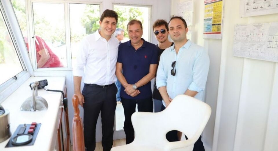 Prefeito Hildon Chaves faz vistoria em barco hospital do município