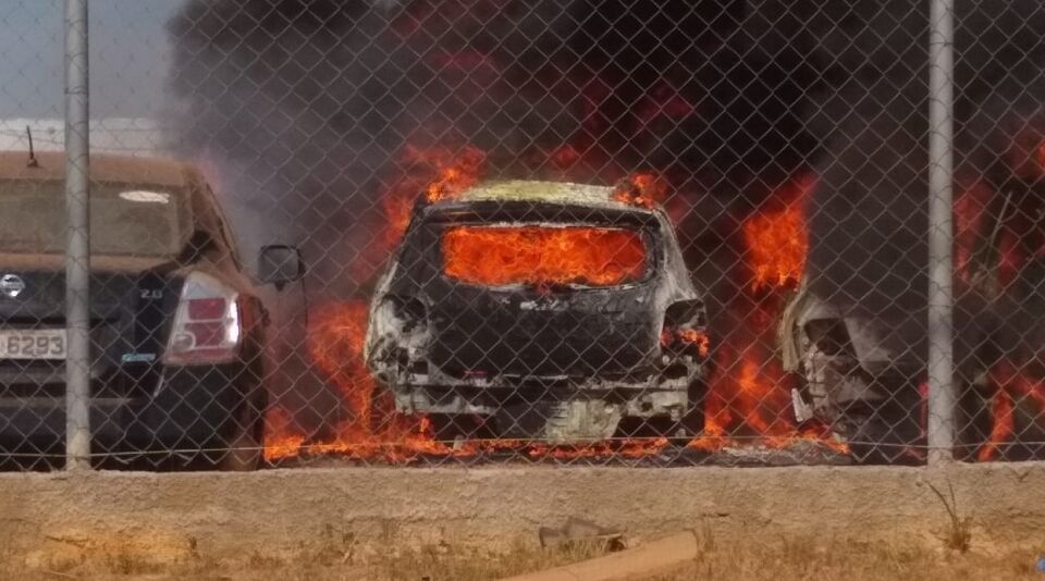 Incêndio destrói pátio da concessionária Renault em Porto Velho