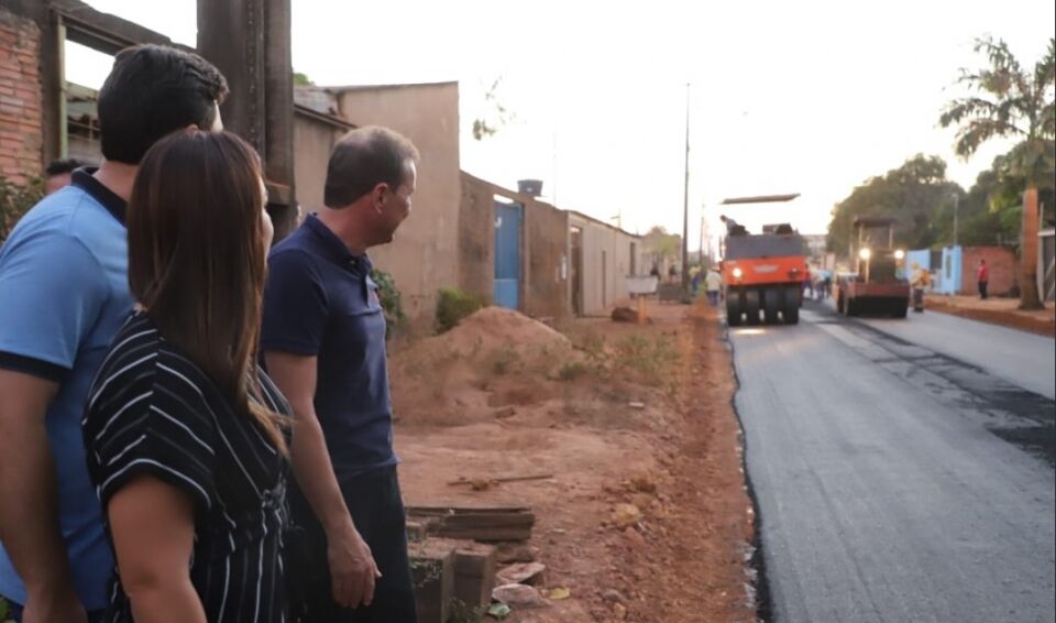 Prefeito acompanha obras de pavimentação na capital