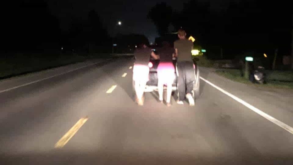 Jovens empurraram carro quebrado por 9 km para ajudar mulher