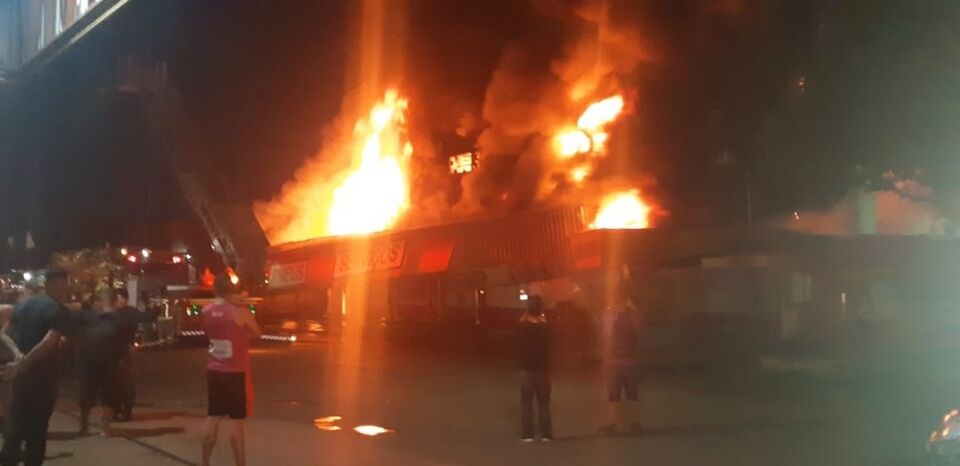 Incêndio destrói loja de dois andares no Centro de Porto Velho