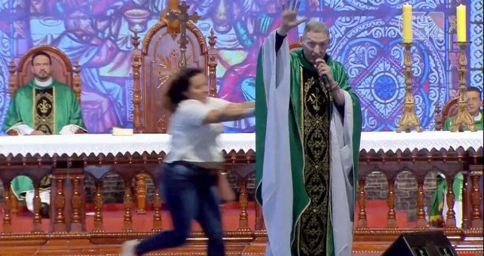 'Nasci novamente', diz padre Marcelo Rossi em missa após empurrão de palco em SP
