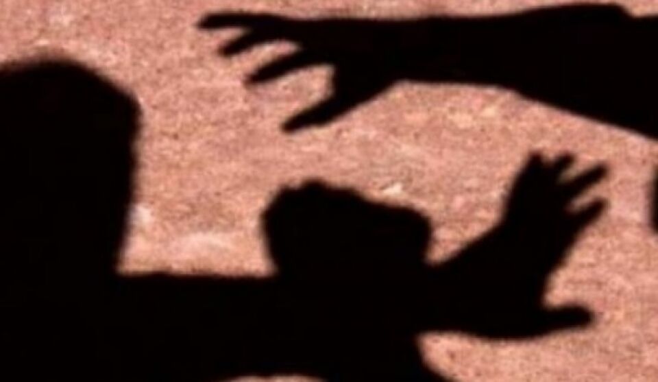 Homem espanca e quebra o braço da própria mãe