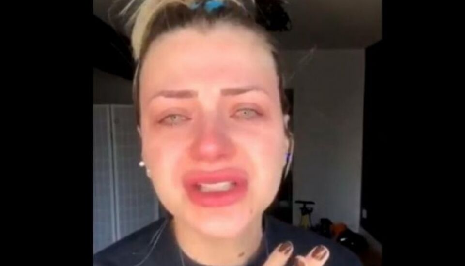 VIDEO: Mulher pede ajuda e blogueira pergunta: 'Tem troco pra 100?'