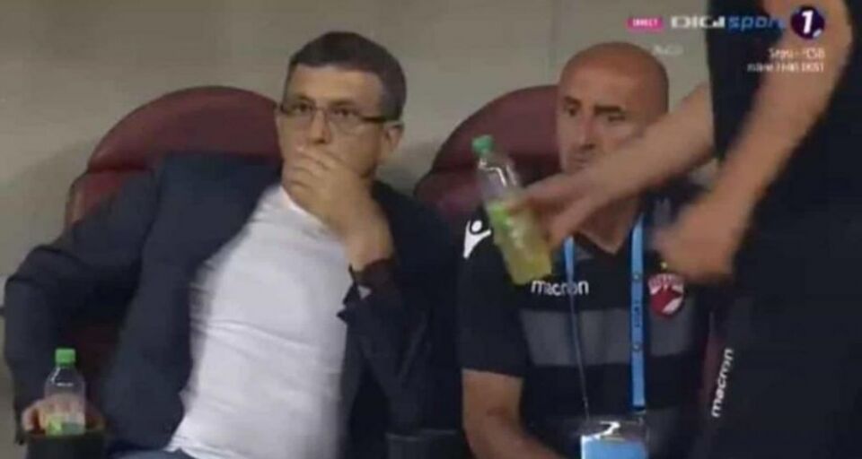 VÍDEO: Técnico sofre infarto e jogadores se desesperam