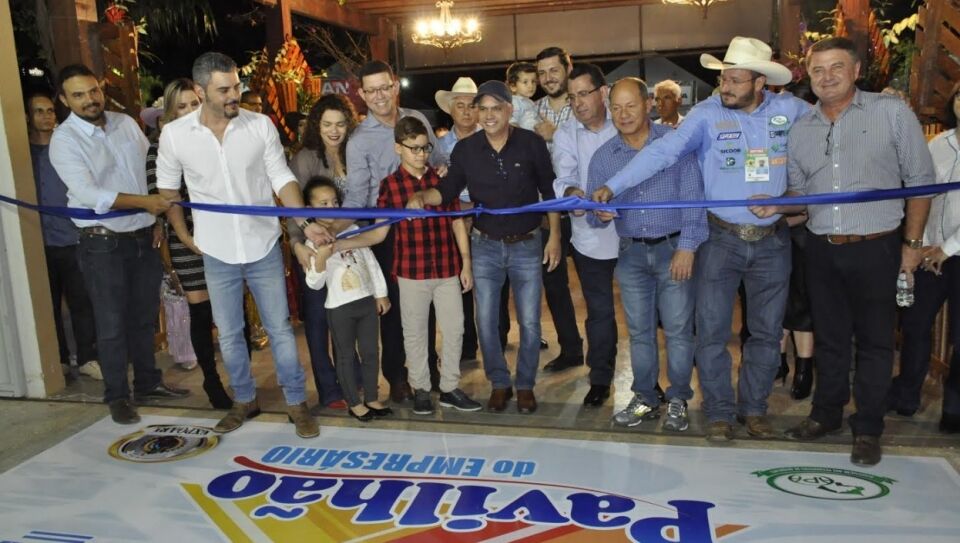 Deputado Geraldo da Rondônia prestigia noite de abertura da Expoari e fala sobre sucesso na realização do evento