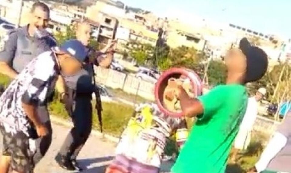 VIDEO: PM dando tapa no rosto de criança por causa de pipa