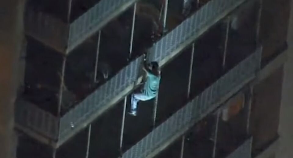 VÍDEO: Homem escala 15 andares para 'salvar a mãe' durante incêndio