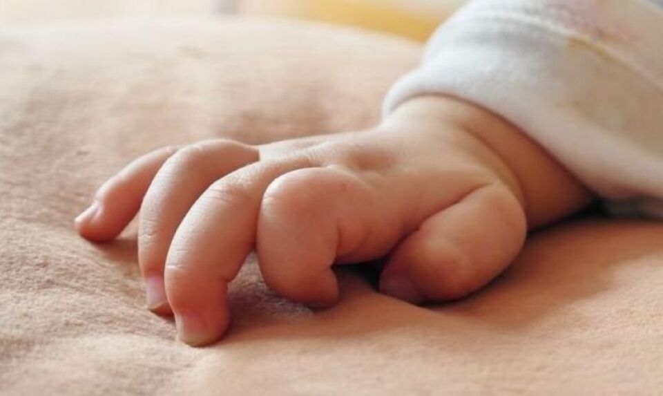 Bebê é abandonado pela mãe com bilhete: 'O pai dele tentou nos matar'