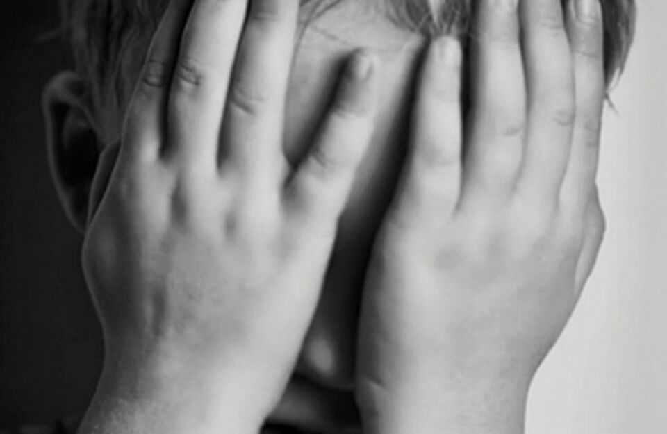 Pai guardava fotos de estupros a filhas de 11 e 13 anos; mãe descobriu