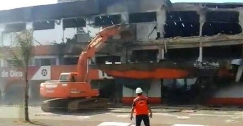 VÍDEO: Prédio da rondobras que pegou fogo é demolido no centro da capital