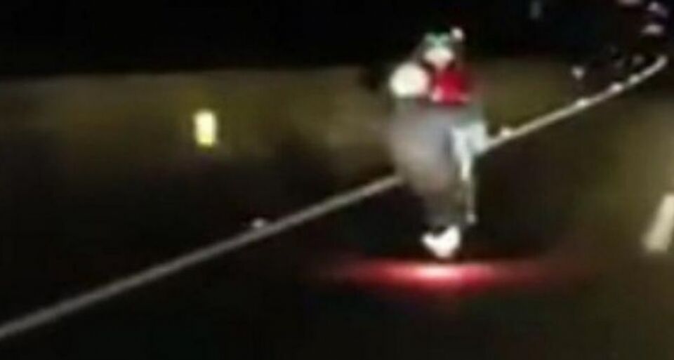 VÍDEO: Jovem empina moto e é atingido por carro em alta velocidade na rodovia