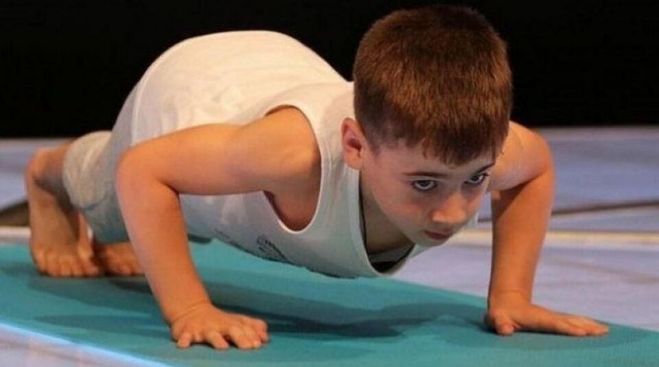 VÍDEO: Menino de 6 anos, bate recorde mundial: 4.618 mil flexões em duas horas