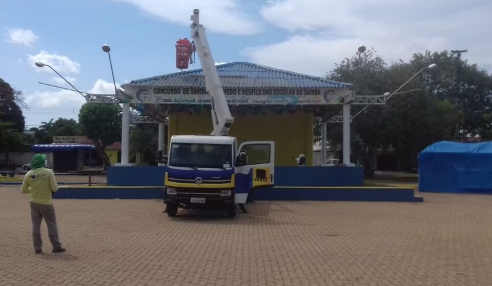 Equipes da Semusb trabalham na limpeza de praças da capital