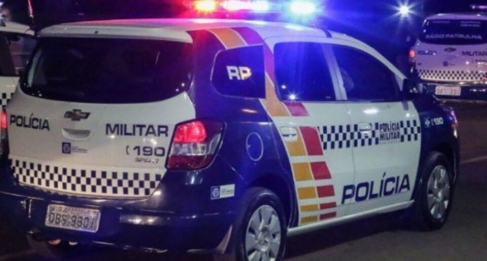 Homem bate e tenta tomar arma de policial militar que tentava separar briga